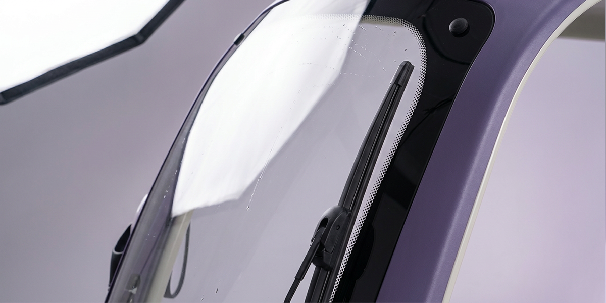 Curved Windshield with Clear Visibility